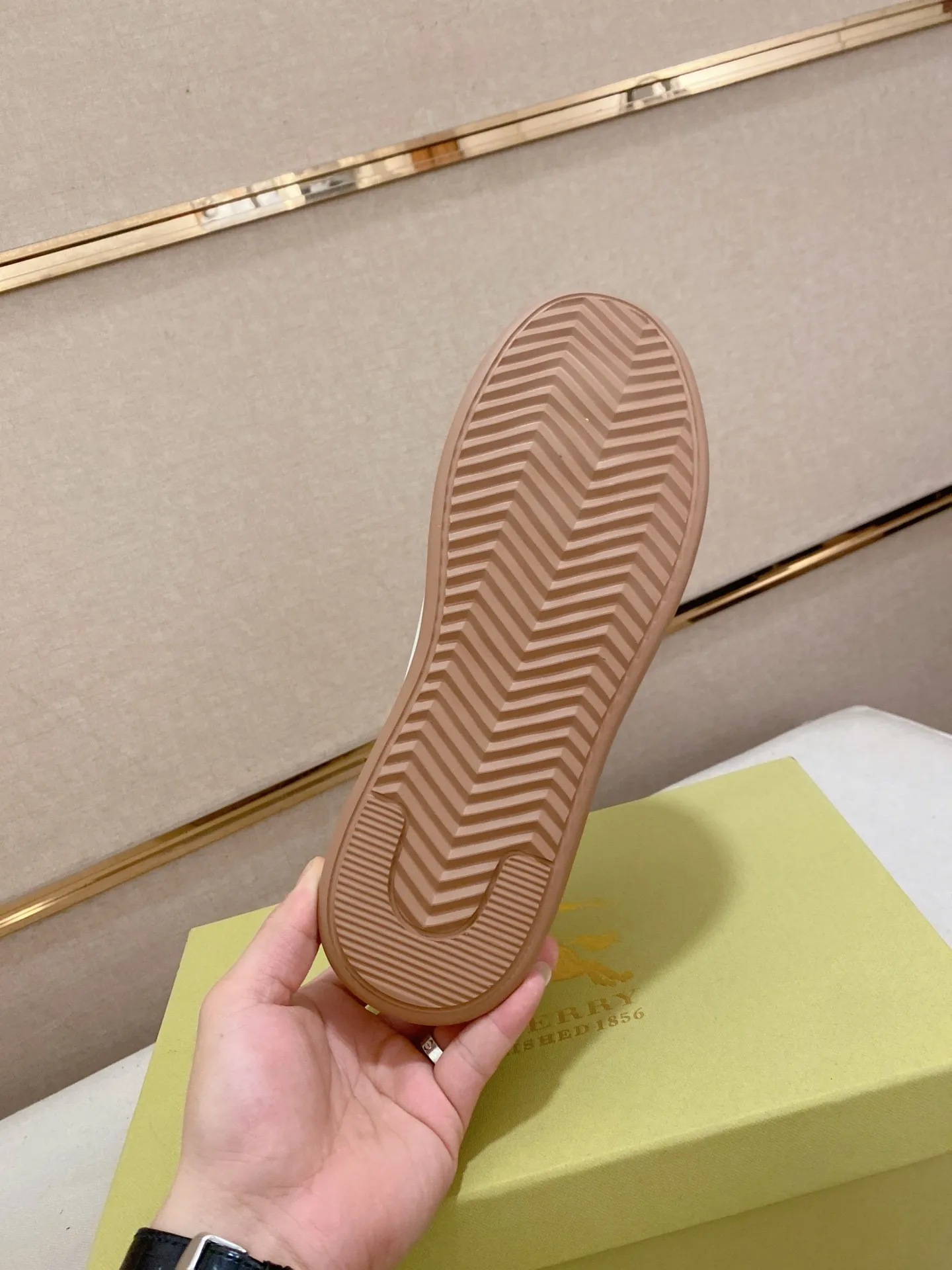 Men's shoes💰: 440💰🇮🇹🇮🇹The counters are synchronized with Burberry's top purchasing agents🔍🔍Synchronized sales. Positive code number: 38-44. Italian imported cowhide, fully imported sheepskin lining, sole: original sole provided by the original factory, exclusive movable molded sole, super comfortable, original factory follow-up order, 🔍🔍high quality, you can enter and leave the counter at will, welcome to compare (45 yuan for customization, no return or exchange)